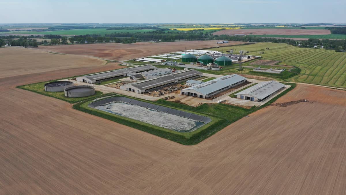 Luftfoto af et stort landbrugsområde med eget energianlæg
