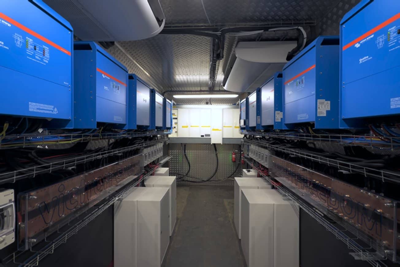 Victron-invertere/opladere og batterikabinetter installeret i en mikronet-container