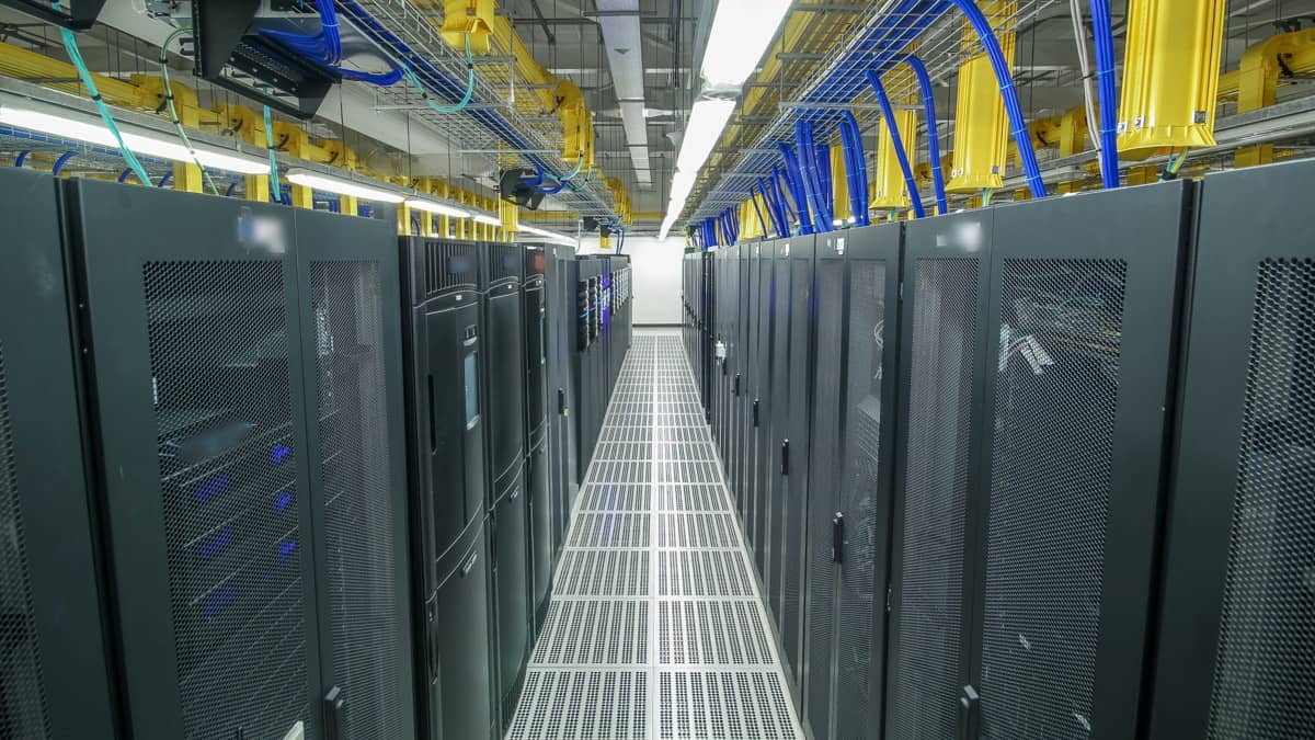 Rækker af serverracks i en gang i et datacenter