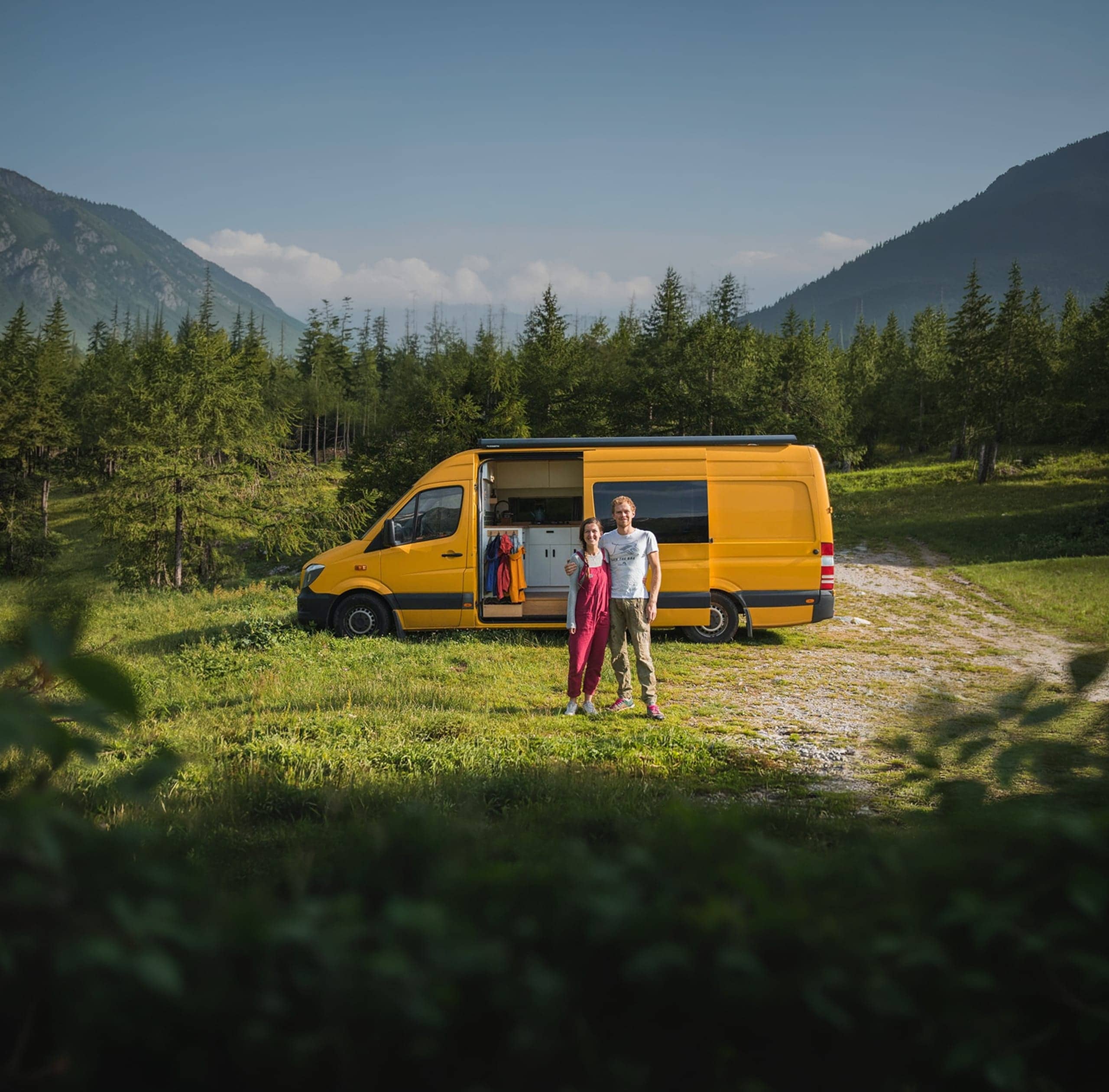 Gul autocamper i et bjerglandskab