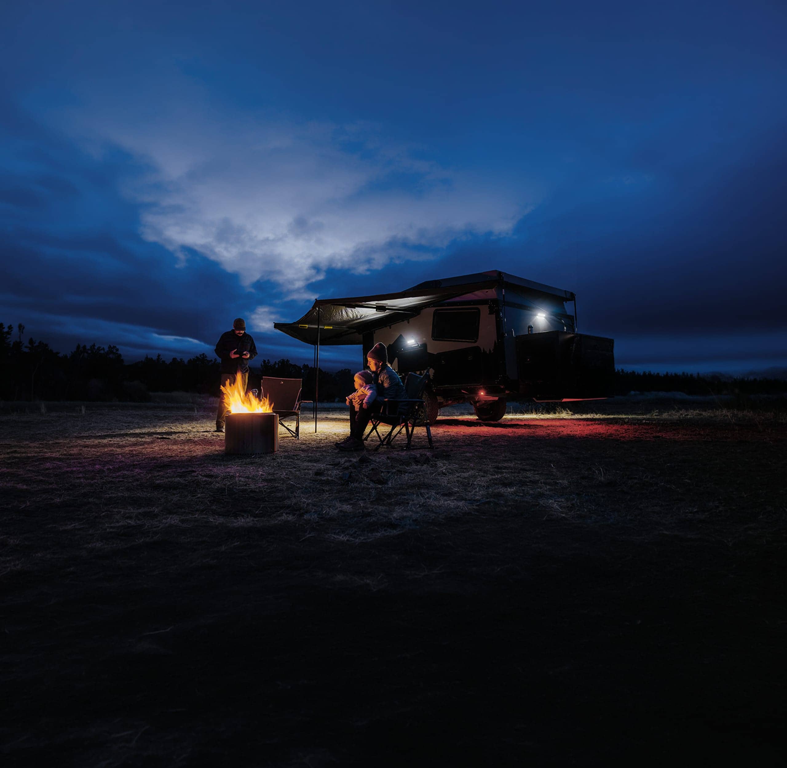 Familieautocamper parkeret om natten med glitrende lys