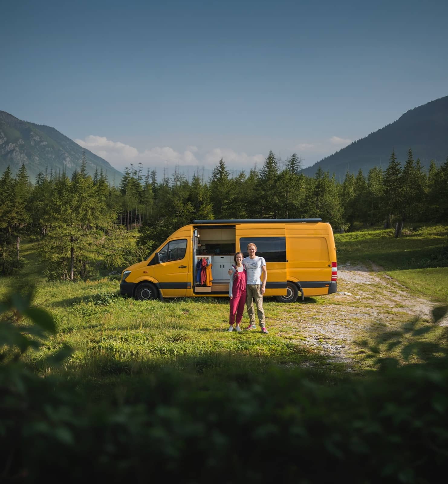 Gul autocamper i et bjerglandskab