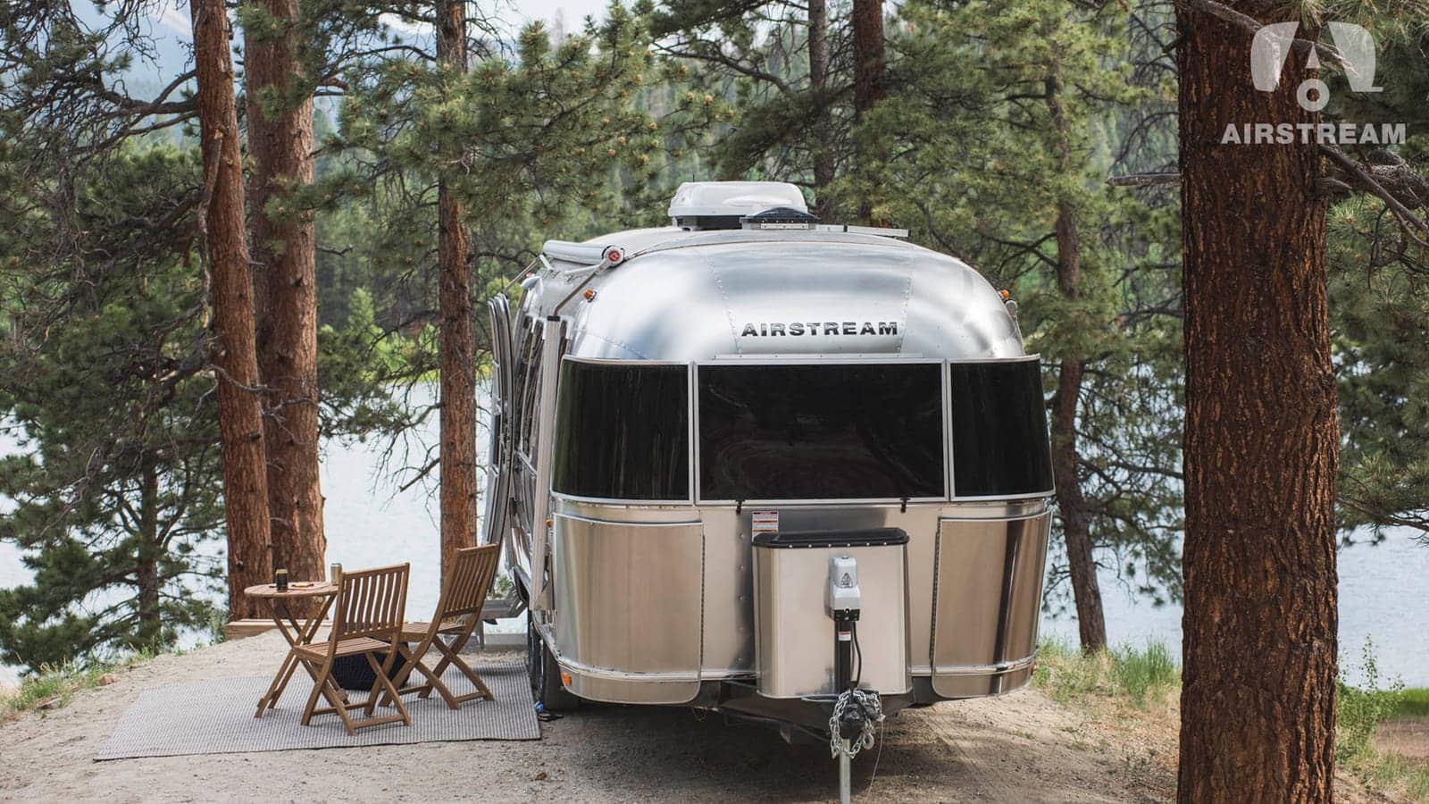 Airstream campingvogn på en skovcampingplads