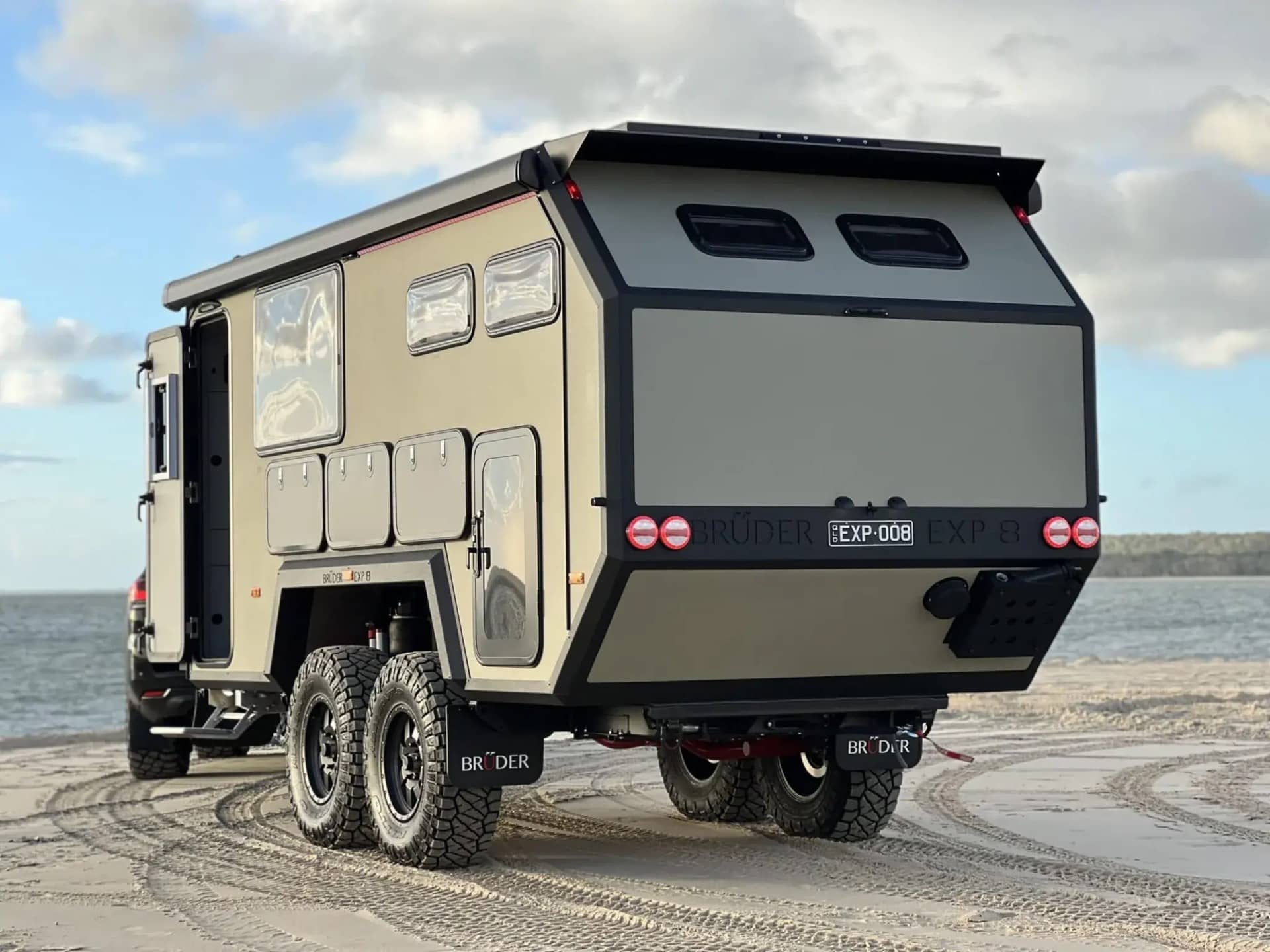 Bruder EXP 8 offroad-trailer på en strand