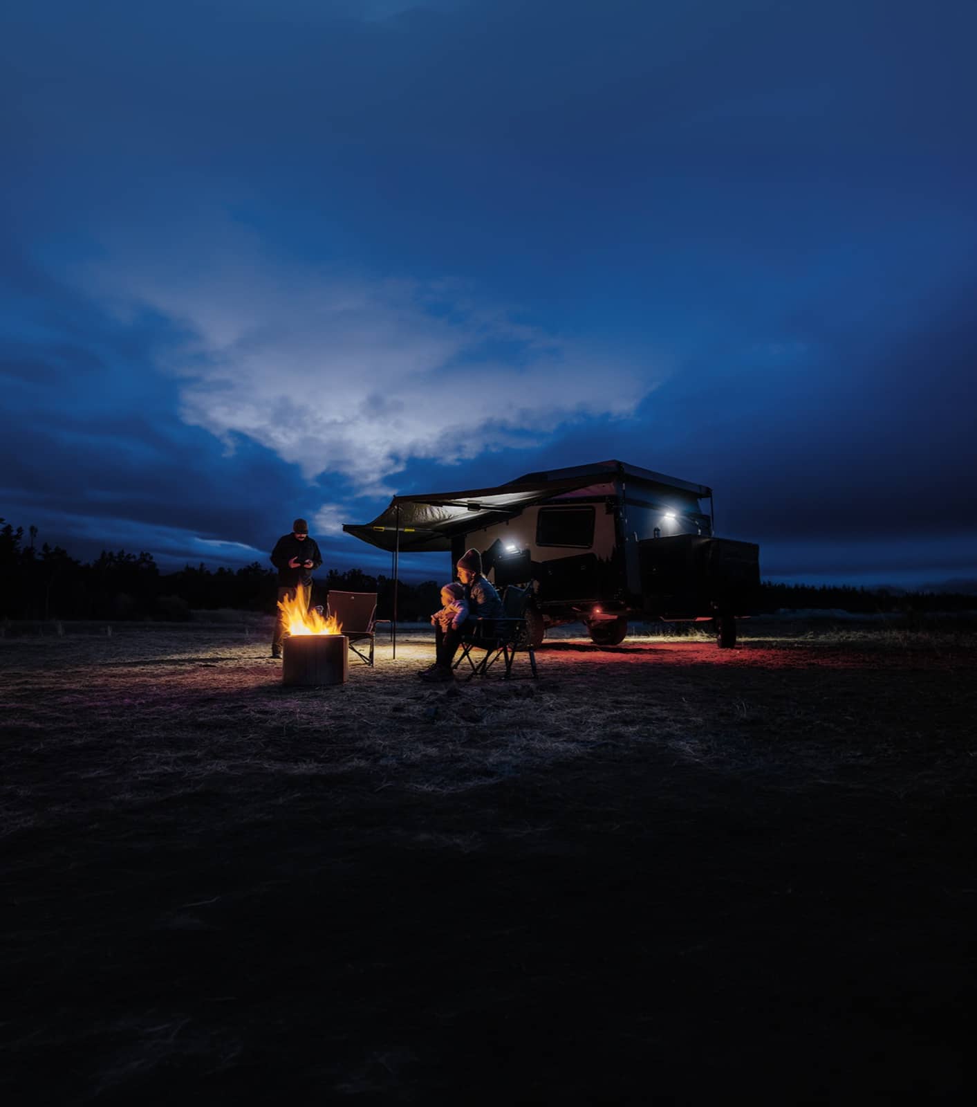 Familieautocamper parkeret om natten med glitrende lys