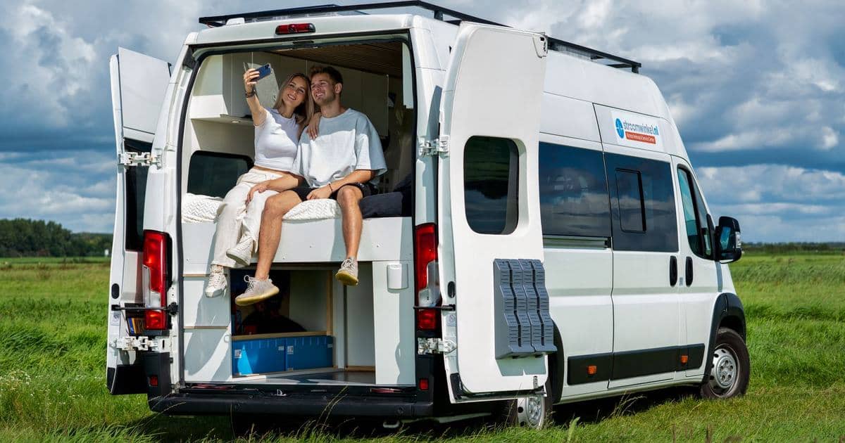 Par slapper af foran deres autocamper